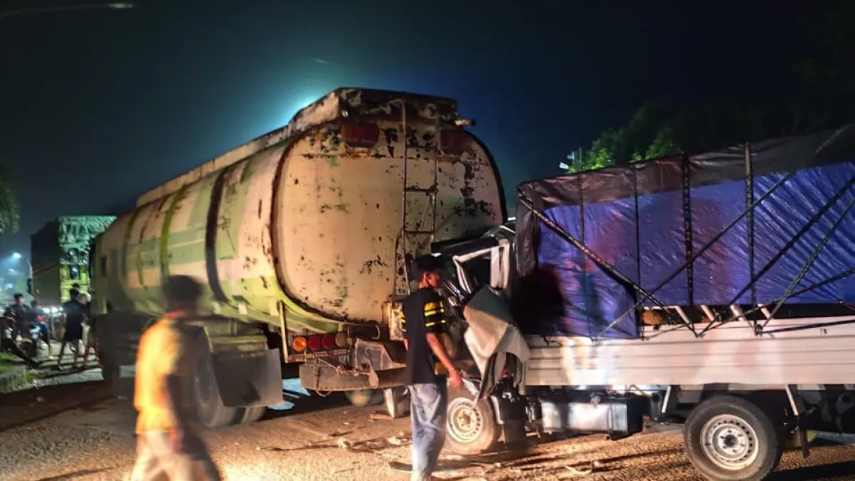 Kecelakaan terjadi di Jalinsum Dharmasraya, Selasa dini hari. Pick up Isuzu Traga menabrak truk tangki Hino yang mogok, sopir mengalami luka. (DOKUMENTASI PRIBADI)