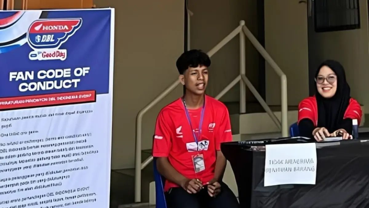 Para penonton tunjukkan bukti pembelian tiket digital di loket venue saat memasuki arena Honda DBL with Kopi Good Day 2026 West Sumatra. (Foto: Feby)