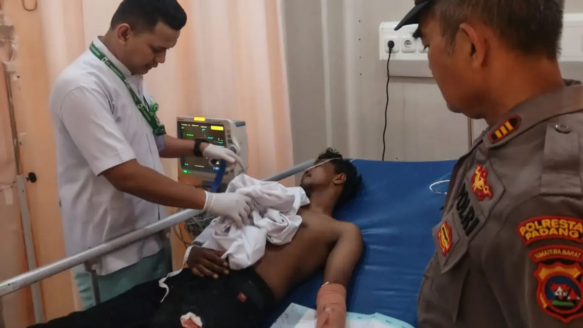 Pengantar es kristal di Padang diserang samurai saat bekerja. Korban mengalami luka-luka dan dilarikan ke rumah sakit untuk perawatan medis.