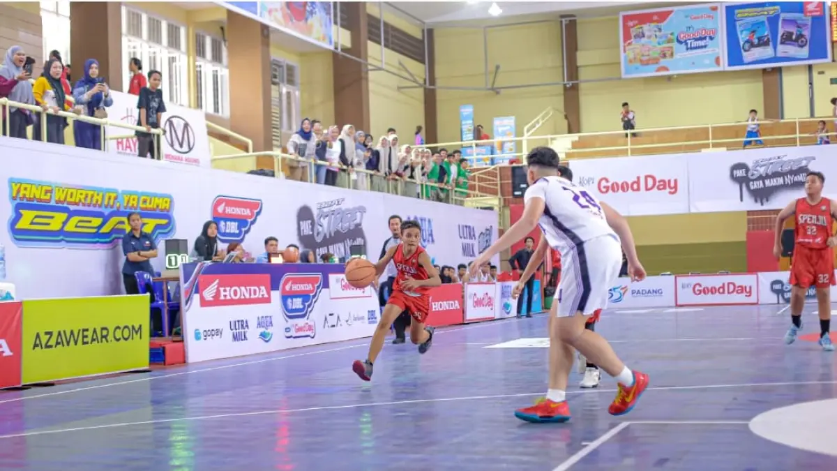 Pertandingan tim putra SMPN 1 Padang melawan SMPN 7 Padang di GOR Prayoga Padang, Selasa (11/8/2026). (Foto: DBL for Padek)