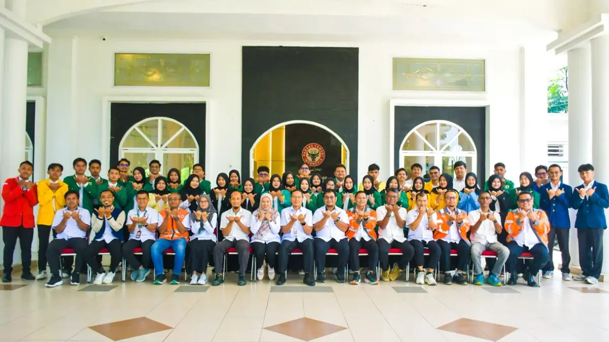 Peserta MagangHub Kemenaker 2026 bersama jajaran PT Semen Padang dan mentor berfoto bersama usai pembekalan di Club House Semen Padang, Senin (10/8/2026).
