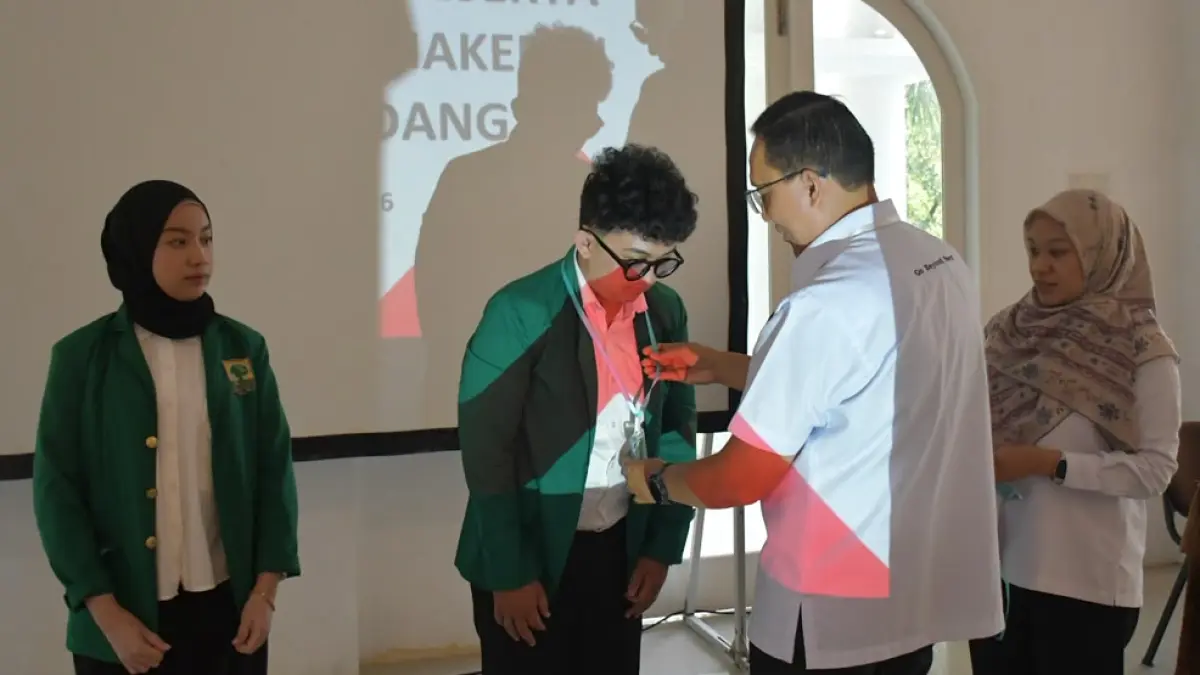 Peserta MagangHub Kemenaker 2026 menerima tanda pengenal sebelum memulai program magang selama enam bulan di PT Semen Padang.