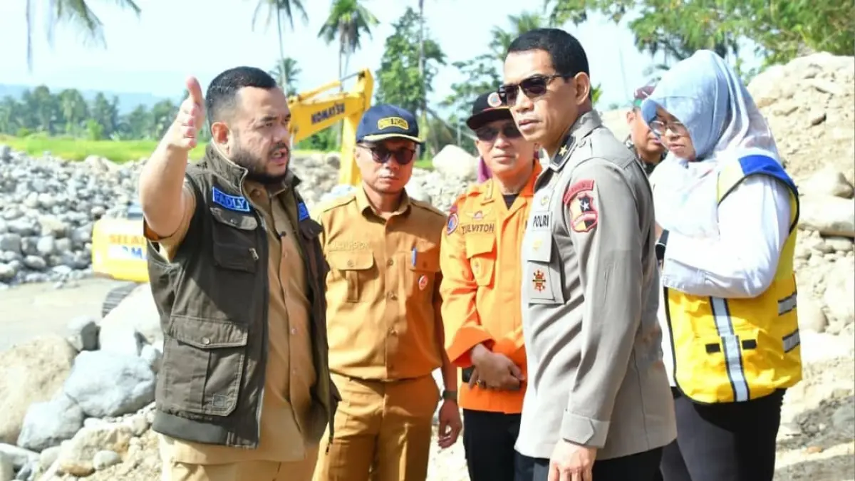 Satgas PRR Pascabencana Alam Wilayah Sumatera bersama Wako Fadly Amran dan meninjau lokasi yang terdampak banjir cukup parah di Kuranji Padang. (Foto: Diskominfo)