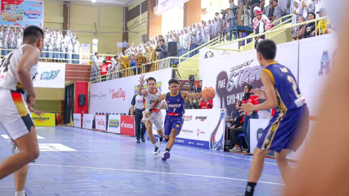 SMAN 2 Padang vs SMAN 4 Padang pada laga Honda DBL West Sumatra 2026 di GOR Prayoga Padang. (DBL For Padek)