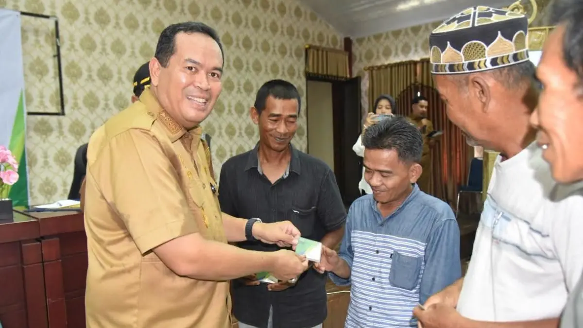 Wali Kota Pariaman Yota Balad menyerahkan secara simbolis kartu BPJS Ketenagakerjaan kepada pekerja rentan di Aula Kantor Bersama Karan Aur, Senin (10/8/2026).