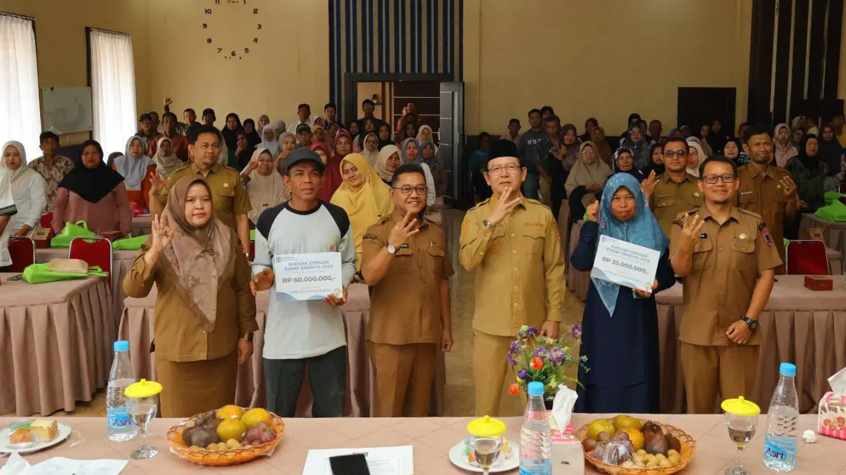 Wali Kota Payakumbuh Zulmaeta bersama penerima bantuan peningkatan kualitas RTLH di Gedung Pelatihan Peternakan dan Keswan, Kelurahan Ibuh, Selasa (11/8/2026).