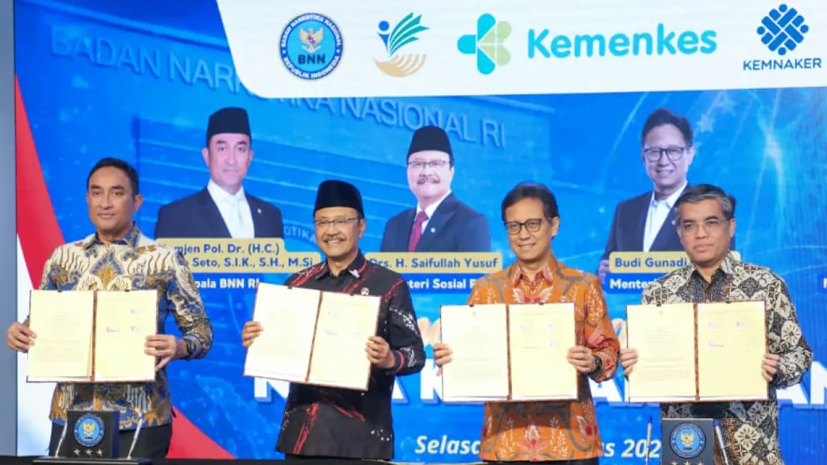 Menteri Ketenagakerjaan Yassierli (kanan) menyiapkan akses pelatihan dan kesempatan kerja bagi penyintas penyalahgunaan narkoba setelah menjalani rehabilitasi. Langkah itu jadi bagian dari sinergi Kemnaker bersama BNN, Kemensos, dan Kemenkes dalam pelaksanaan rehabilitasi dan pascarehabilitasi.