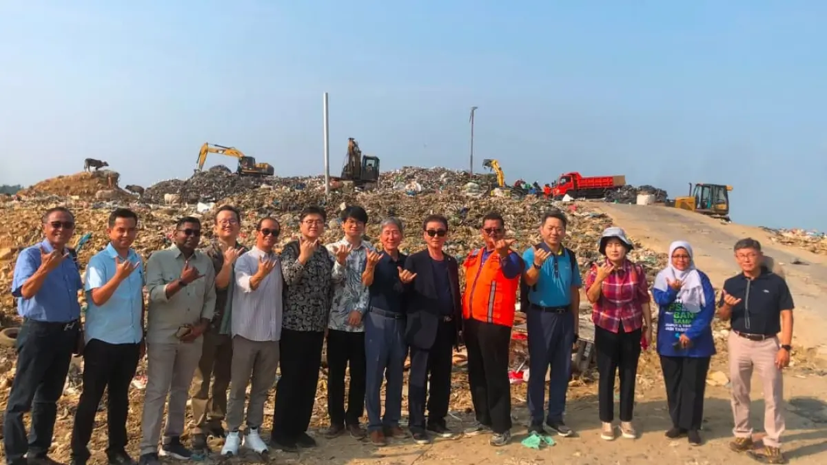 Delegasi Korea Selatan dan KEITI memantau potensi gas metan di TPA Aia Dingin Padang untuk energi listrik.(Foto: Diskominfo)
