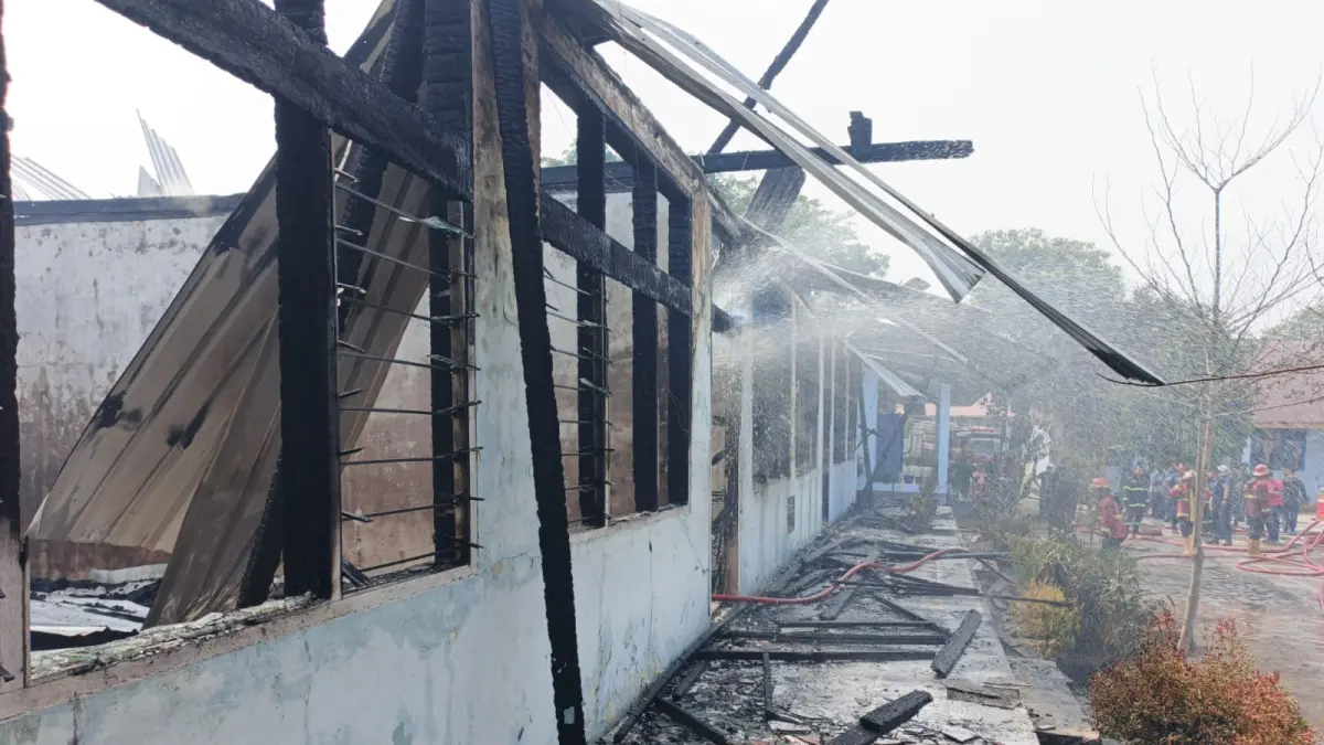 Dinas Pemadam Kebakaran Kota Padang berhasil padamkan api yang menghanguskan tiga ruang kelas dan satu gudang di SMP Angkasa Sutan Syahrir Lanud, Kototangah, Padang, Rabu (12/8/2026).