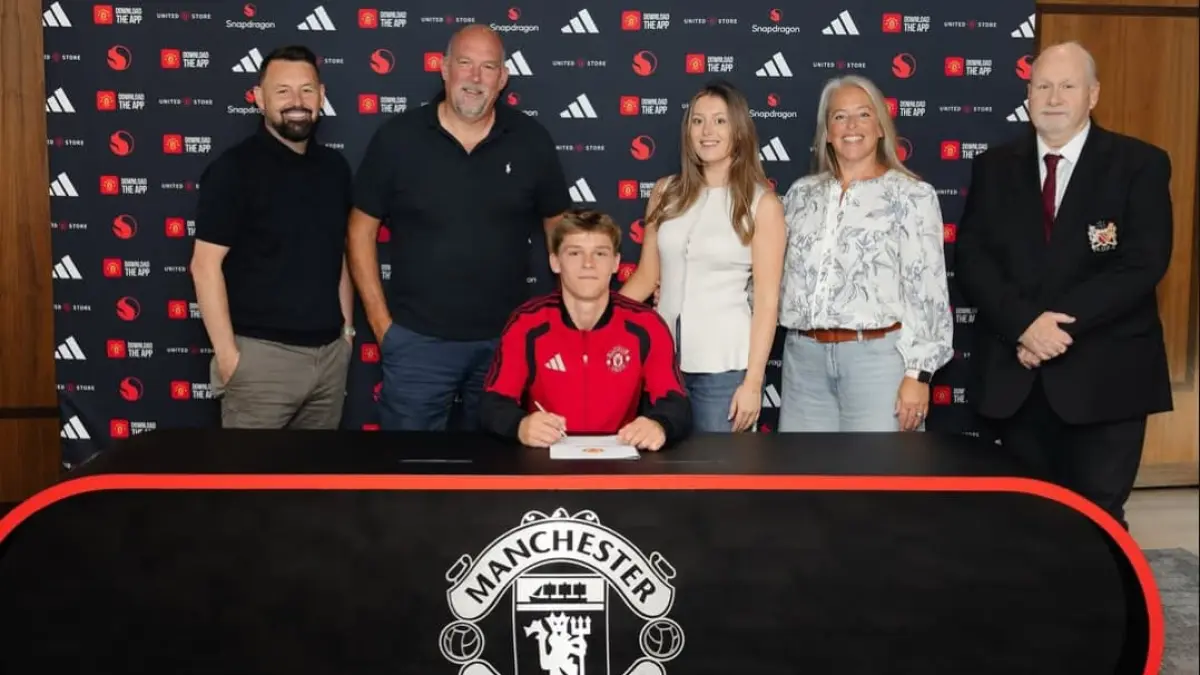 Jacob Watson, satu dari sembilan pemain akademi Manchester United yang mendapatkan kontrak profesional pertama pada musim panas 2026.(Foto: Instagram @jacobwatson7713)