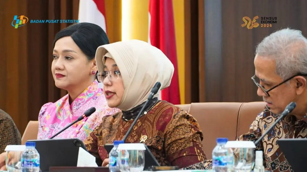 Ketua Dewan Komisioner OJK, Friderica Widyasari Dewi, Kepala BPS, Amalia Adininggar Widyasanti, dan Ketua Dewan Komisioner LPS, Anggito Abimanyu, saat mengumumkan hasil SNLIK 2026 di Jakarta, Senin (10/8/2026).