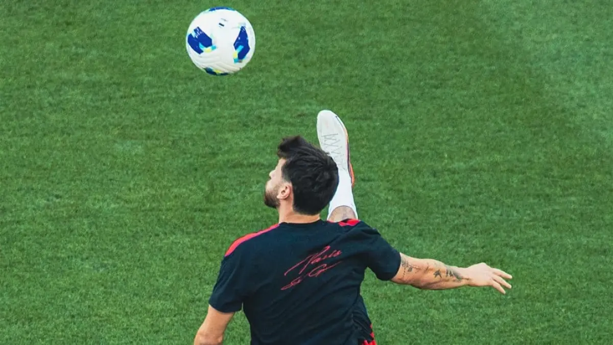 Khvicha Kvaratskhelia latihan bersama para pemain PSG jelang laga melawan Aston Villa di UEFA Super Cup 2026 di Stadion Salzburg, Austria. (Foto: Instagram @psg)