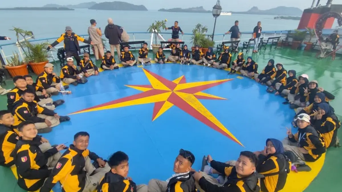 Kontingen Jamnas XII Kota Solok menyeberangi Selat Sunda, menjadi pengalaman pertama naik kapal bagi sejumlah peserta sebelum tiba di Cibubur.