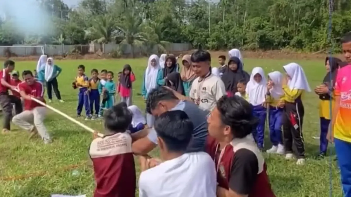 Mahasiswa KKN UIN Imam Bonjol bersama warga Mundam Sakti terlibat dalam kepanitiaan HUT ke-81 Kemerdekaan RI.(Foto: Saima Wanita vis Humas)