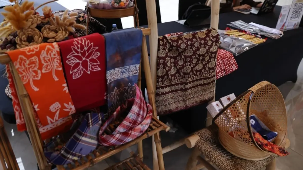 Pameran UMKM dan ornamen adat Rumah BUMN Muara Enim digelar PTBA untuk mendukung produk lokal dan budaya daerah.(Foto: Corcom)