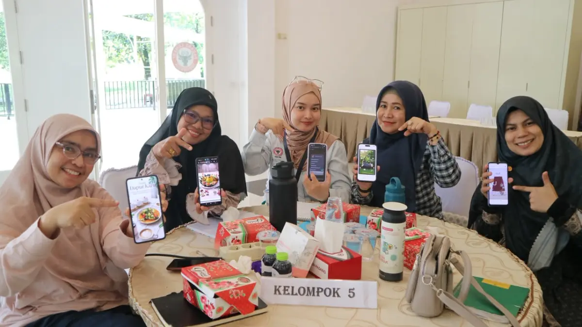 Pelaku UMKM binaan FKIKSP tidak hanya mempelajari pemasaran digital secara teori, tetapi juga mengikuti praktik penjualan langsung melalui TikTok Live.