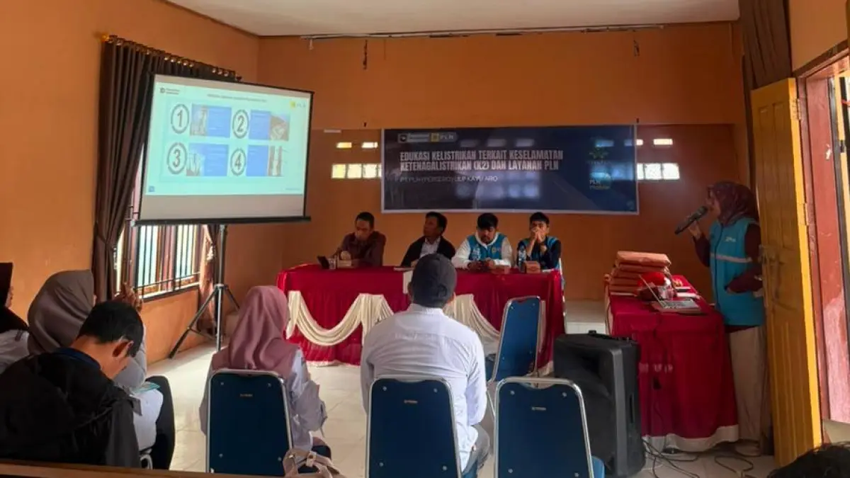 PLN ULP Kayu Aro memberikan edukasi keselamatan ketenagalistrikan dan layanan PLN kepada masyarakat Nagari Sungai Nanam.