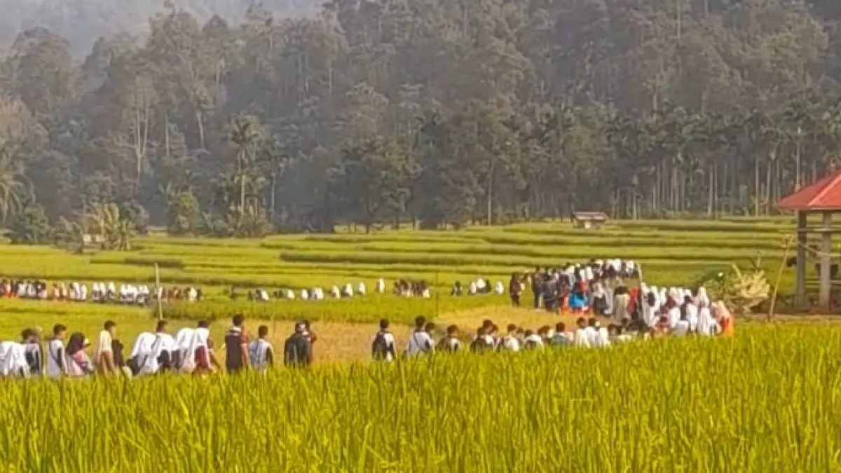 Ribuan warga mengikuti jalan santai HUT ke-81 RI melewati hamparan sawah di Sungayang, Tanahdatar, Rabu pagi (12/8/2026). Kegiatan ini sekaligus menggerakkan ekonomi UMKM lokal.
