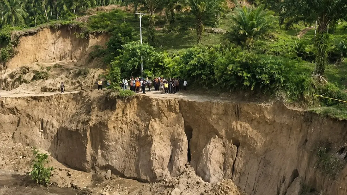 Ruas Jalan Batu Basa–Batas Sungai Pingai putus akibat banjir berdampak terhadap sekitar 1.000 warga Padangpariaman. Kerusakan tersebut ditemukan dalam monitoring dan evaluasi Satgas PRR Pascabencana Sumatera, Senin (10/8/2026).