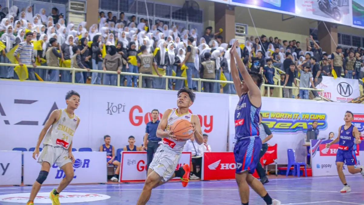 SMAN 9 Padang mengalahkan SMAN 12 Padang 24-7 pada lanjutan Honda DBL West Sumatra 2026 di GOR Prayoga Padang.(Foto: DBL for Padek)