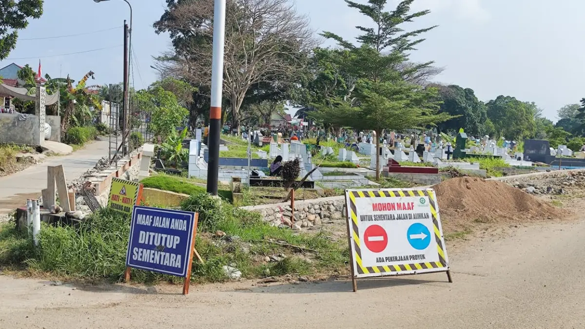 Suasana pembangunan pagar dan drainase TPU Tunggul Hitam, Kota Padang, Rabu (12/8/2026). Proyek senilai Rp5,8 miliar ini ditargetkan membuat area pemakaman lebih indah dan bebas banjir. (Randi/Padek)
