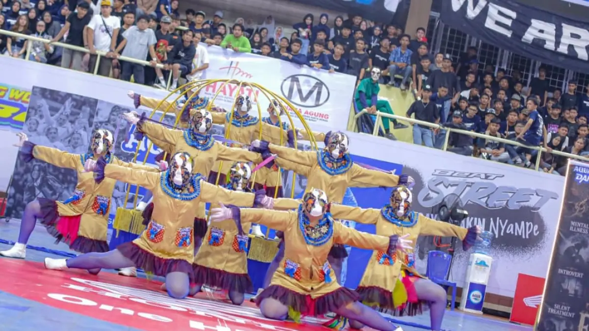 Tim dance SMA Don Bosco membawakan konsep emansipasi perempuan di AQUA DBL Dance 2026 West Sumatra. (Foto: DBL for Padek)