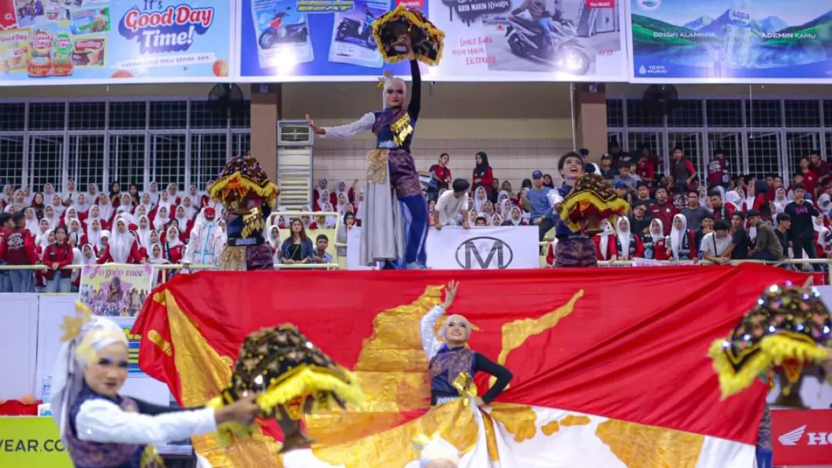 Tim dance SMA Kartika 1-5 Padang memadukan tradisi Minang dan hip-hop di AQUA DBL Dance 2026 West Sumatera. (Foto: DBL for Padek)