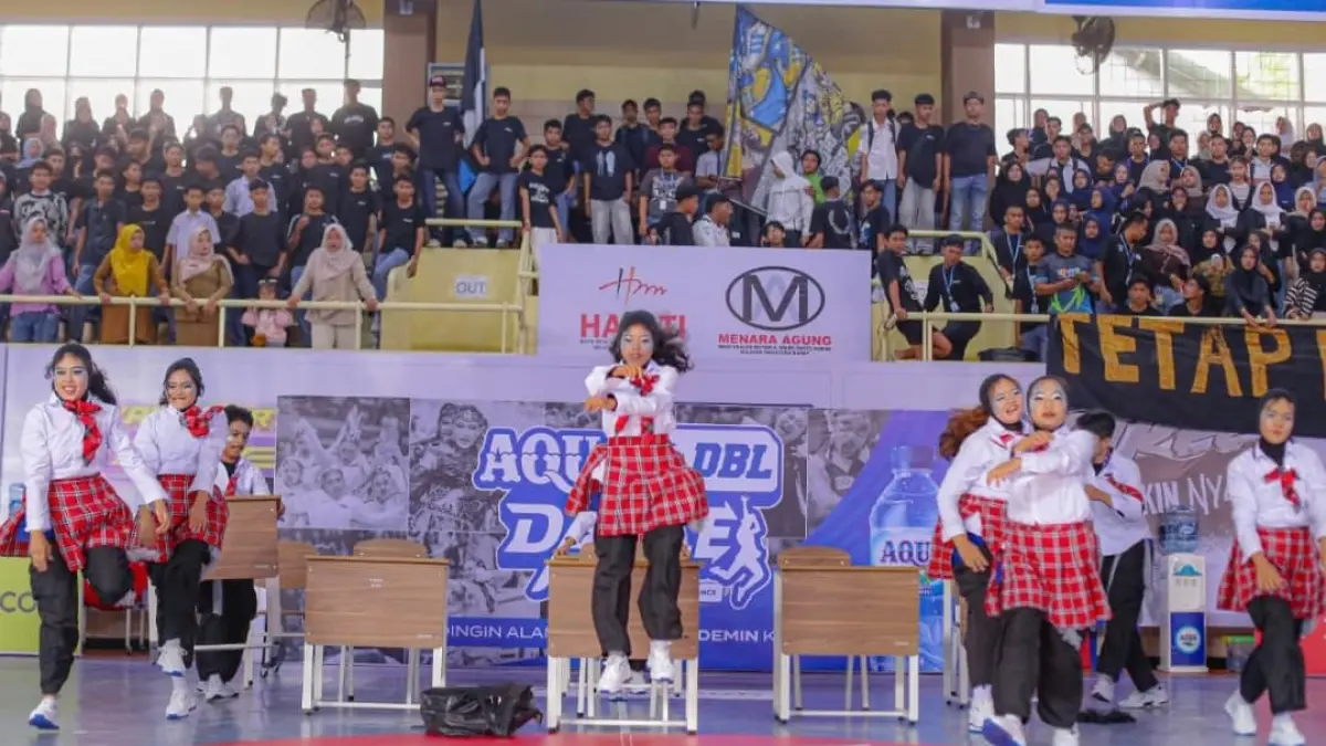Tim dance SMAN 2 Padang tampil mengangkat pesan pertemanan dan kepercayaan diri di AQUA DBL Dance 2026 West Sumatra.(Foto: DBL for Padek)