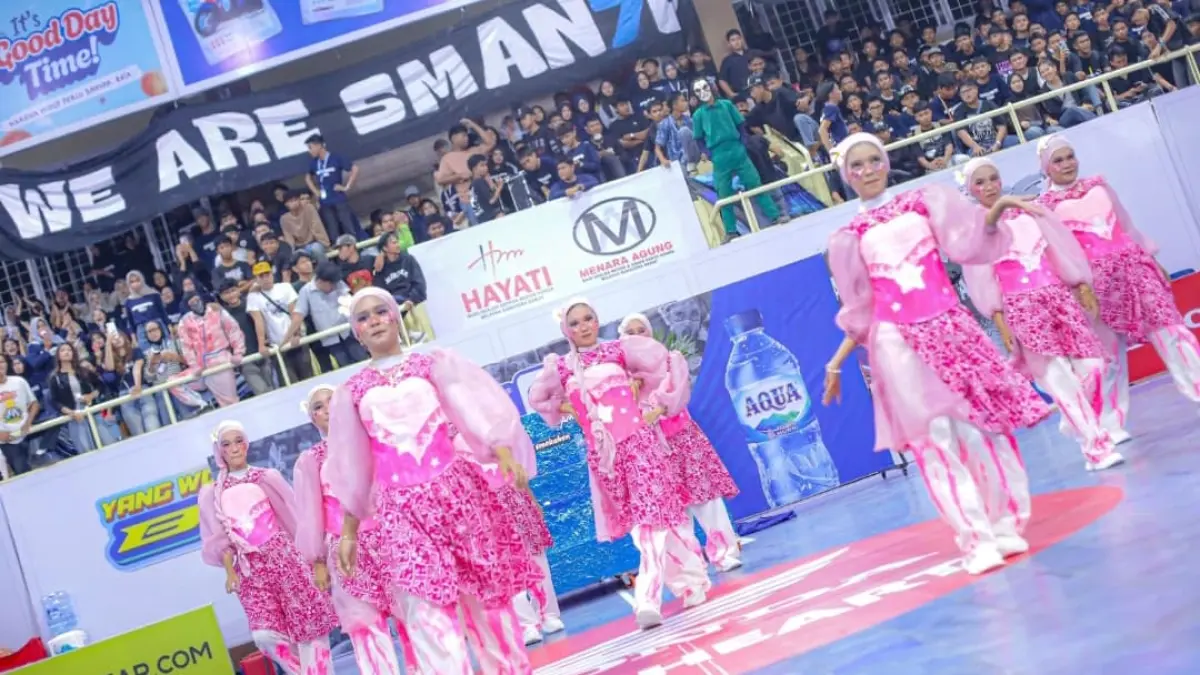 Tim dance SMAN 7 Padang tampil dengan konsep Gadis Laut Nusantara di AQUA DBL Dance Competition 2026. (Foto: DBL for Padek)