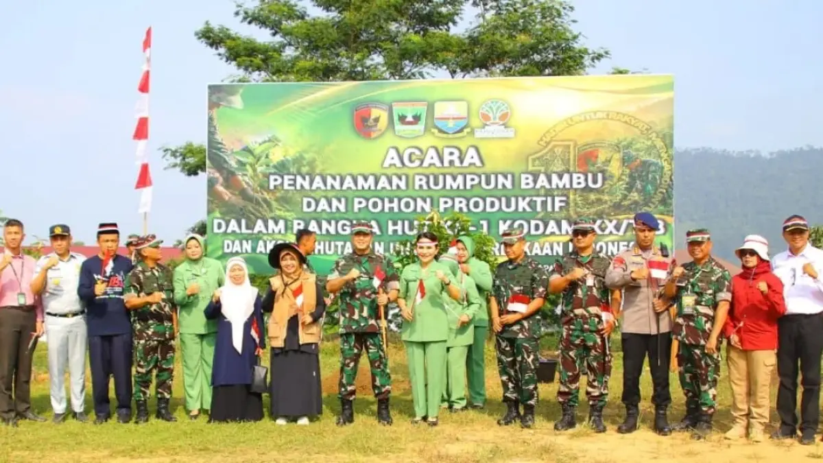 UIN Imam Bonjol Padang bersama TNI dan warga menanam 1.000 pohon produktif di Kampus III Sungai Bangek. (Foto: Humas)