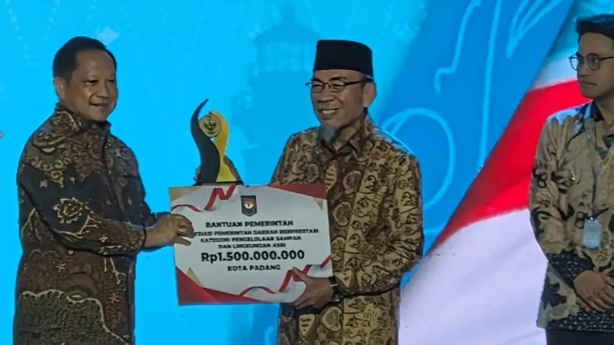 Wakil Wali Kota Padang Maigus Nasir menerima penghargaan Apresiasi Pemerintah Daerah Berprestasi 2026 Regional Sumatera dari Mendagri, di Batam.(Foto: Diskominfo)