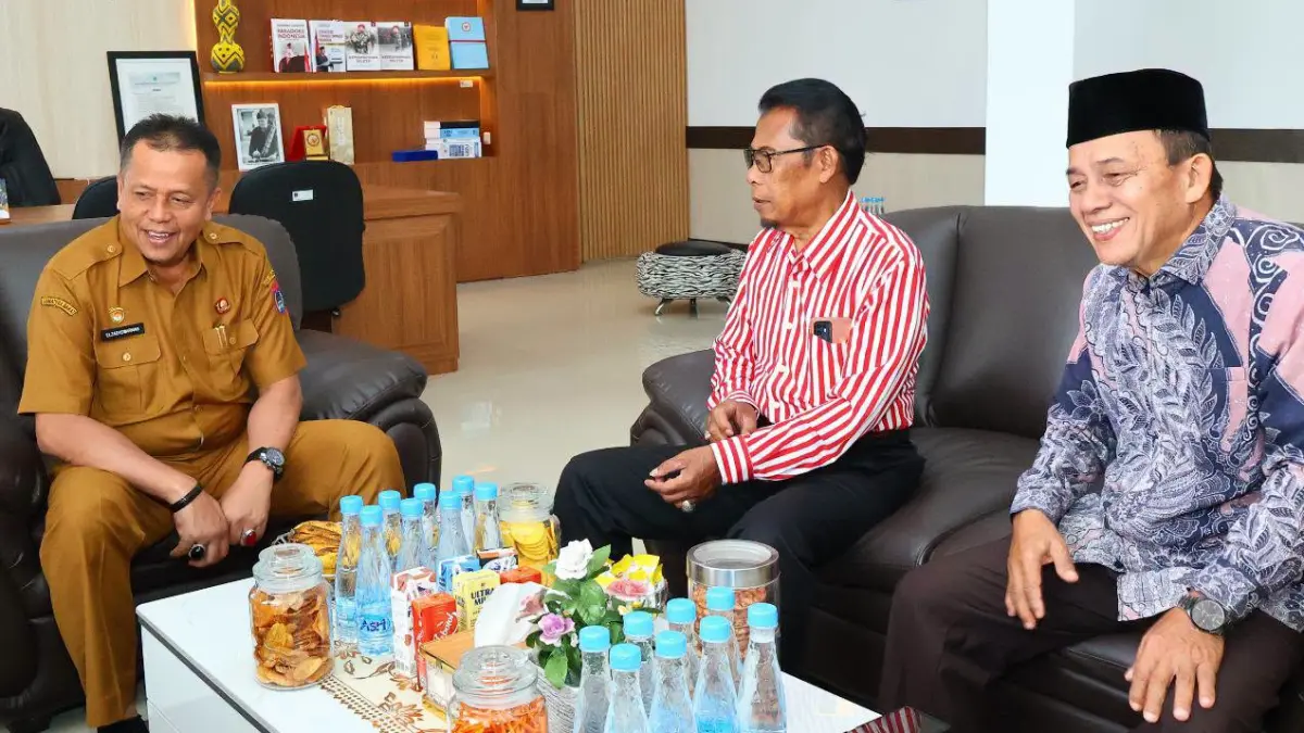 Wakil Wali Kota Payakumbuh Elzadaswarman saat menerima Ketua DPD LAKAM Kota Payakumbuh FM. Dt. Bandaro Nan Balidah bersama jajaran pengurus dan panitia di ruang kerjanya, Selasa (11/8/2026).
