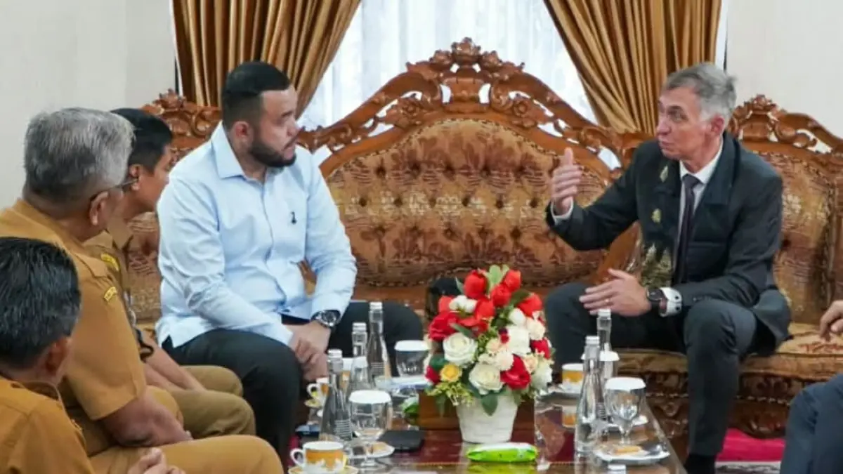 Wali Kota Padang Fadly Amran menyambut Dubes Jerman Ralf Beste di Bandara Internasional Minangkabau. (Foto: Diskominfo)