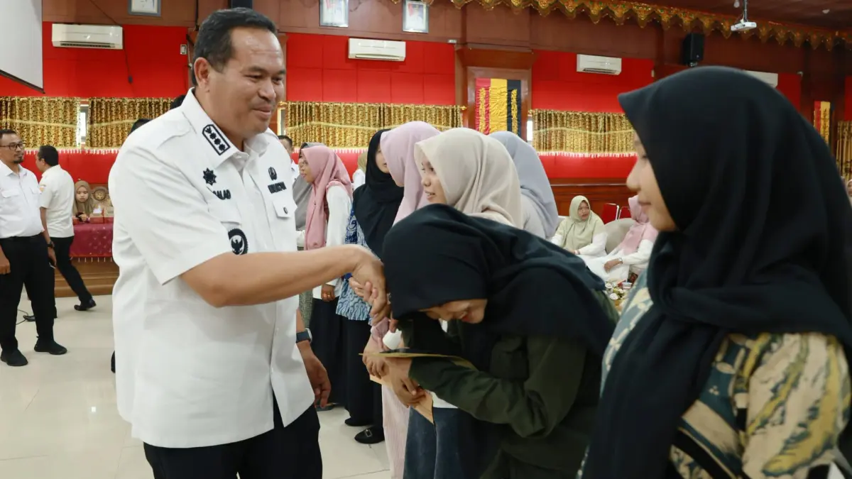 Wali Kota Pariaman Yota Balad melepas 76 mahasiswa Saga Saja Plus 2026 yang akan menempuh pendidikan di 18 perguruan tinggi mitra, Rabu (12/8/2026).