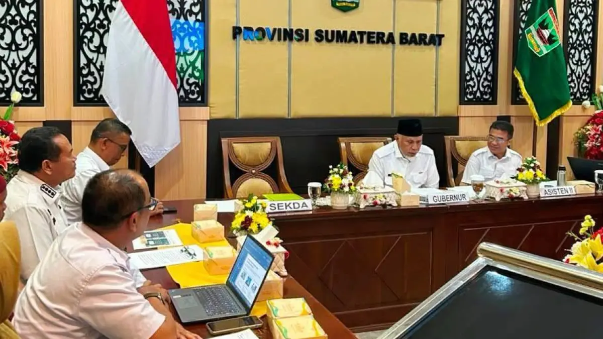 Wali Kota Pariaman Yota Balad memaparkan program Koperasi Syariah Al-Hidayah dalam penilaian tahap akhir Anugerah Adinata Syariah 2026 di hadapan Gubernur Sumbar Mahyeldi Ansharullah dan tim penilai, Rabu (12/8/2026).