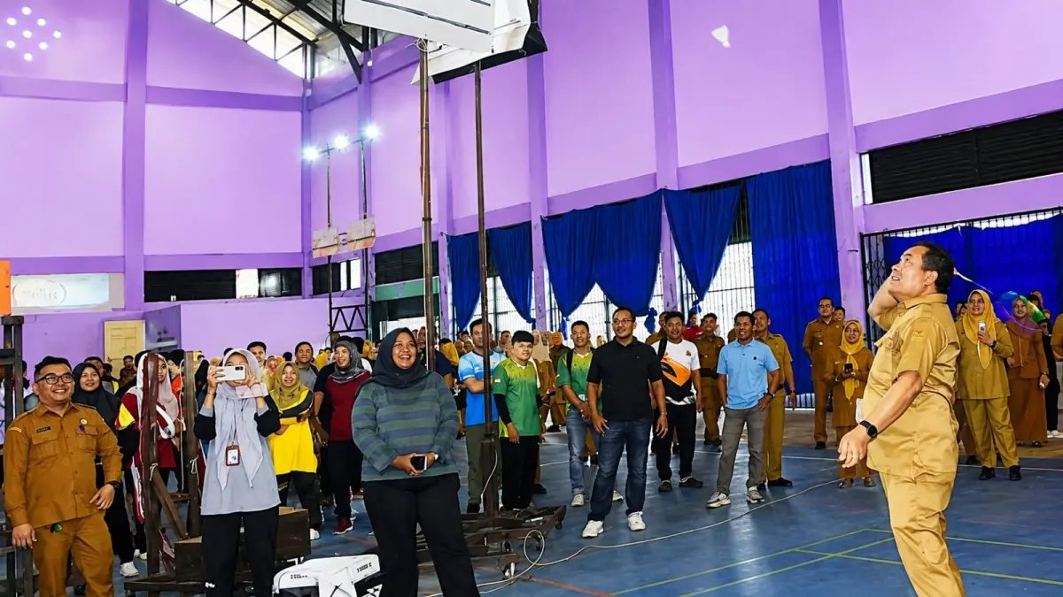Wali Kota Pariaman Yota Balad membuka Perlombaan Olahraga Antarinstansi (OAI) se-Kota Pariaman di GOR Rajo Bujang, Senin (10/8/2026).