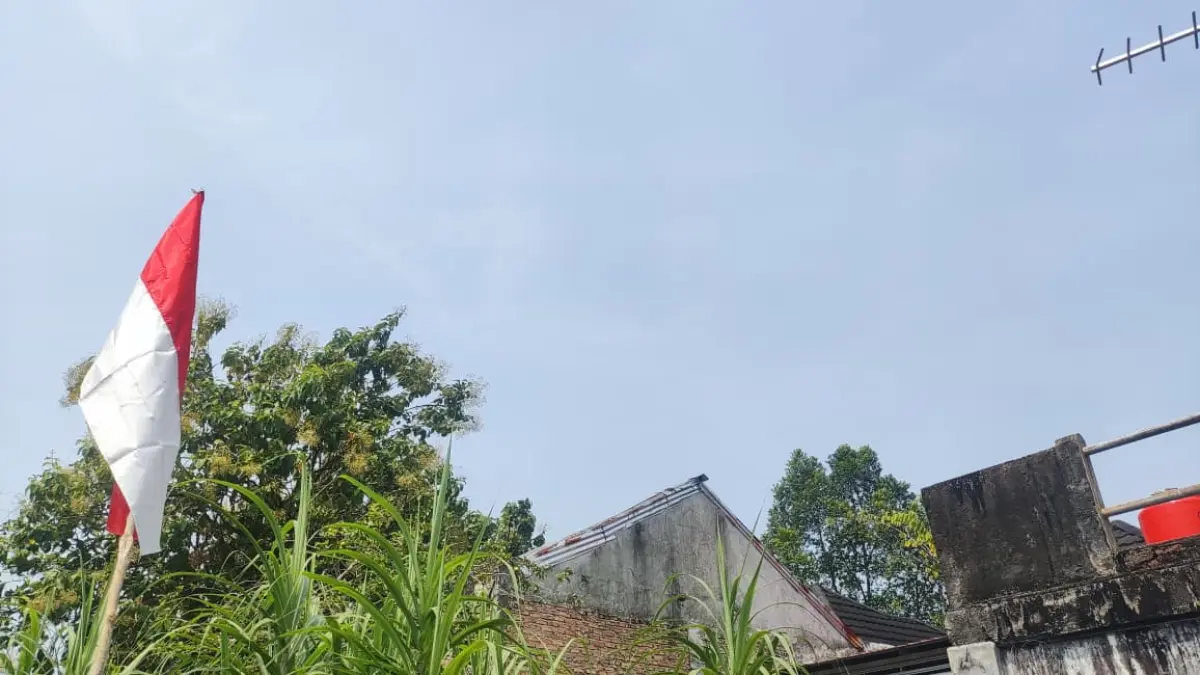 BMKG menjelaskan udara Padang kabur akibat fenomena haze dan minim hujan, serta belum ada indikasi asap karhutla kiriman.