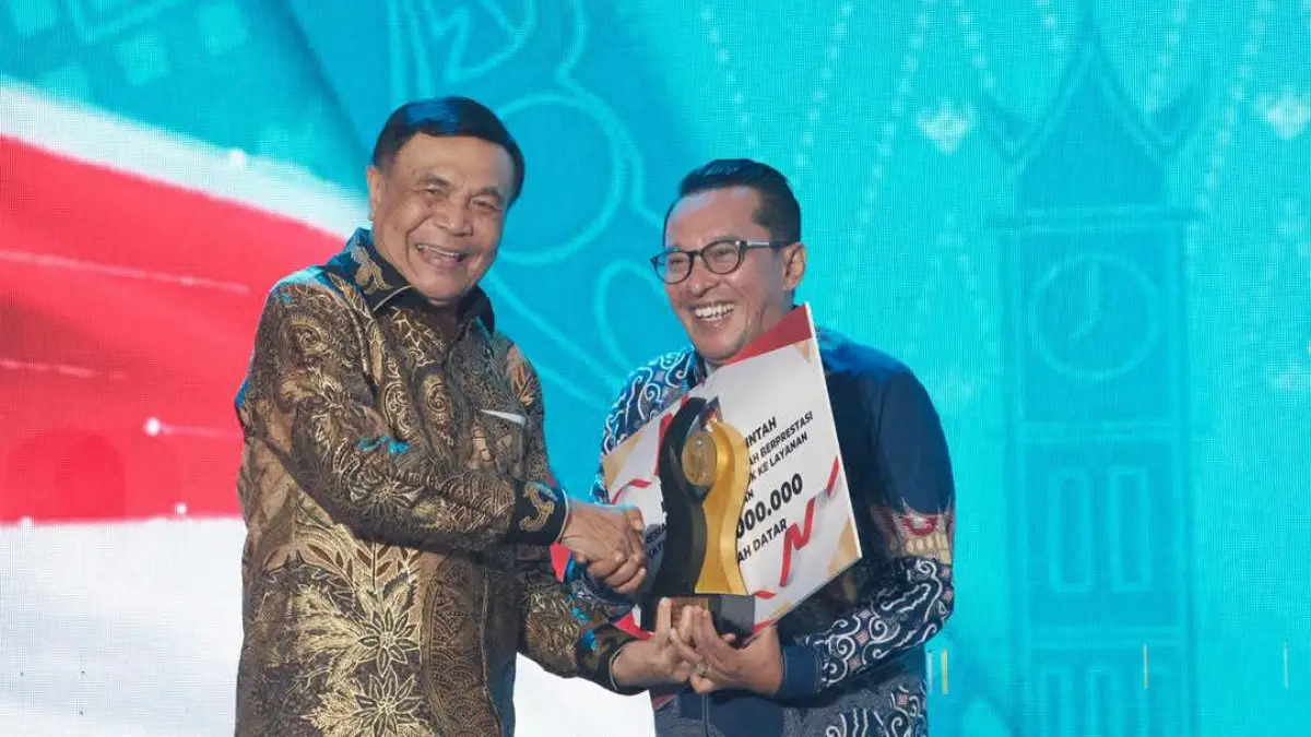 Bupati Tanahdatar Eka Putra menerima penghargaan Terbaik II Regional Sumatera kategori Akses Penduduk ke Layanan Pendidikan dari Menko Bidang Politik dan Keamanan RI Jenderal TNI (Purn) Djamari Chaniago.