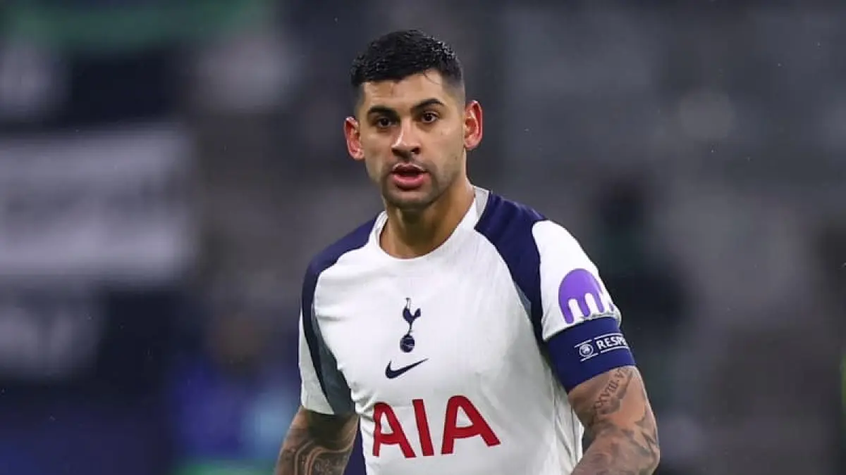 Cristian Romero saat membela Tottenham Hotspur sebagai kapten di Liga Champions 2025/2026, sebelum dikabarkan segera bergabung dengan Atletico Madrid. (Foto: Dok. X @CutiRomero2)