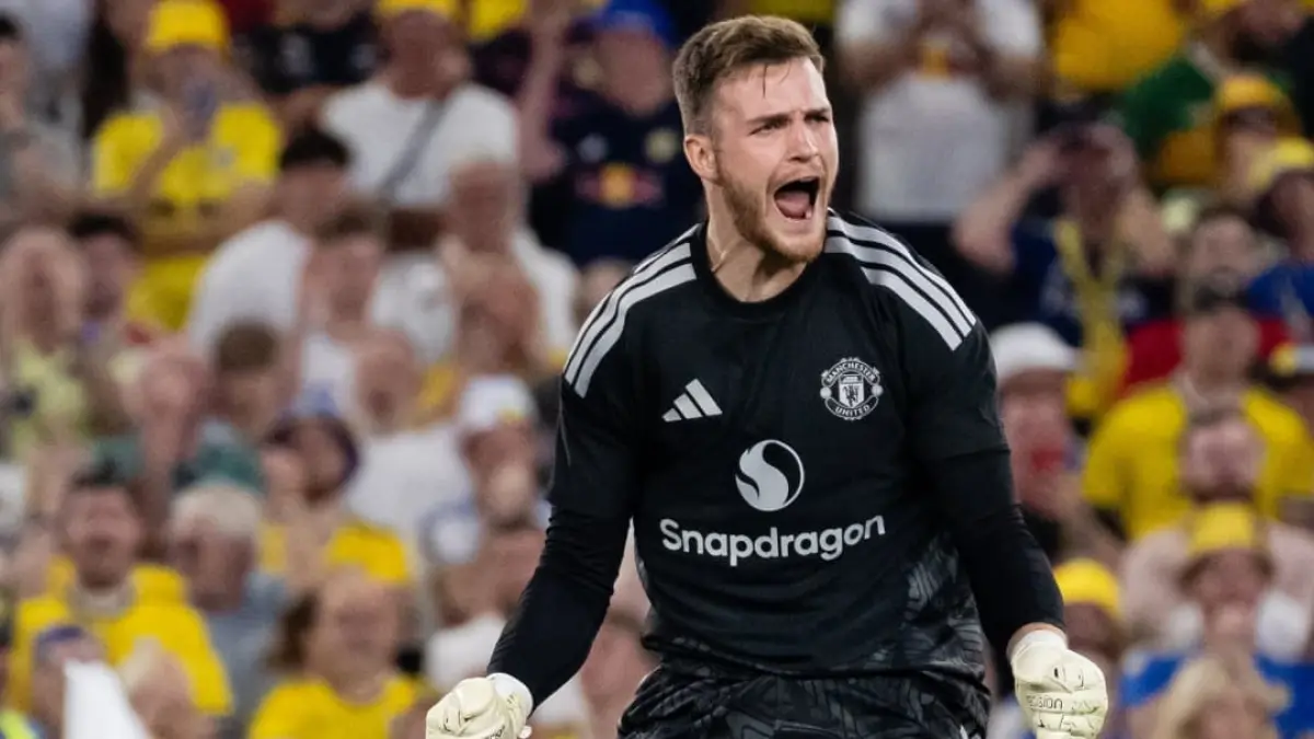 Dermot Mee menggagalkan penalti Harry Wilson saat Manchester United menang 5-4 atas Leeds United lewat adu penalti di Croke Park.(Foto: Instagram @manutd)