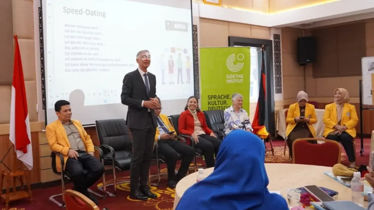 Dubes Jerman Ralph Beste bersama Rektor UNP Krismadinata dan peserta Diklatnas Guru Bahasa Jerman di Universitas Negeri Padang.(Foto: KKPS)