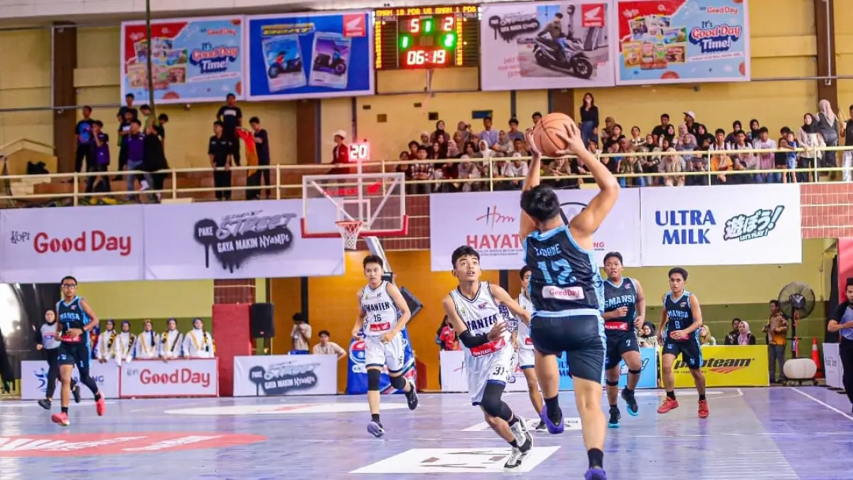 Pemain putra SMAN 10 Padang menghadapi SMAN 1 Padang dalam laga Honda DBL 2026 West Sumatera yang berakhir 30-25. (Foto: DBL for Padek)