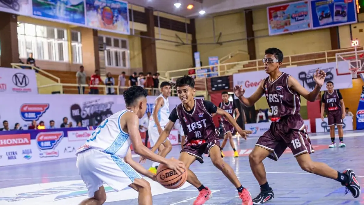 Pemain SMAN 1 Solok tampil dalam Derbi Smansa dan menang 31-15 atas SMAN 1 Bukittinggi di Honda DBL 2026 West Sumatera.(Foto: DBL for Padek)