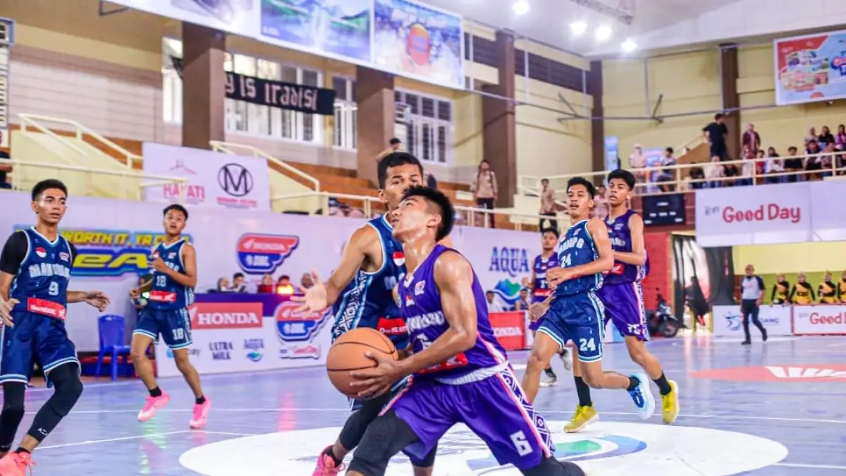 Pemain SMAN 7 Padang dan MAN 2 Padang bersaing dalam laga sengit Honda DBL with Kopi Good Day 2026 West Sumatra. (Foto: DBL for Padek)