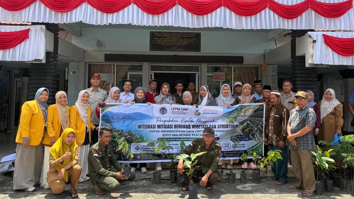 Penyerahan bibit pohon kepada perwakilan masyarakat Koto Malintang dalam program mitigasi bencana berbasis vegetasi. Total 100 bibit disalurkan kepada masyarakat.