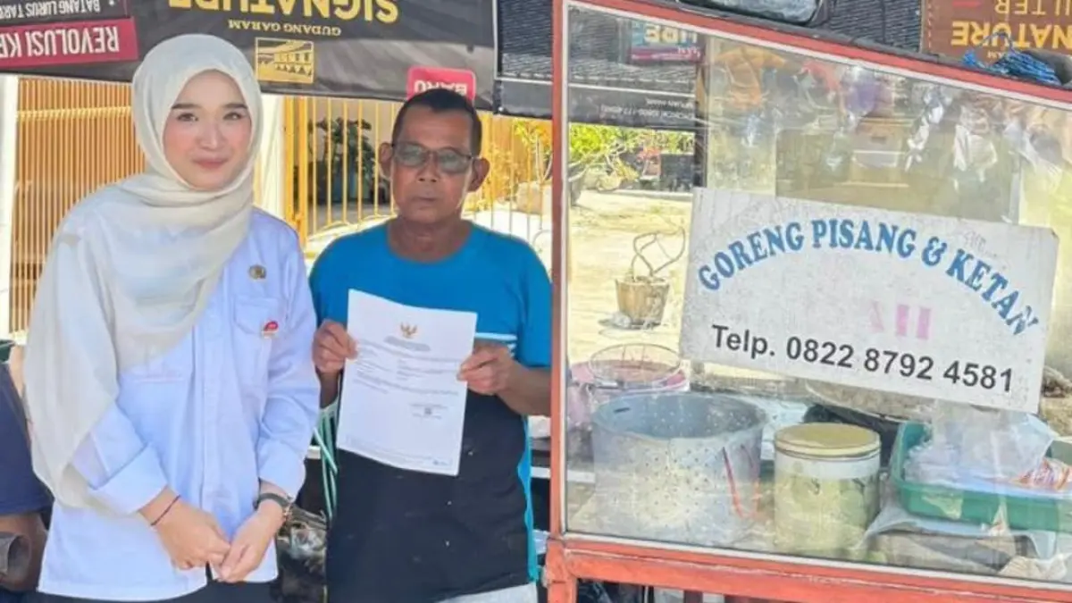 Petugas DPMPTSP Kota Padang melayani pelaku usaha dalam penerbitan Nomor Induk Berusaha melalui program NIB on the Spot.(Foto: Diskominfo)