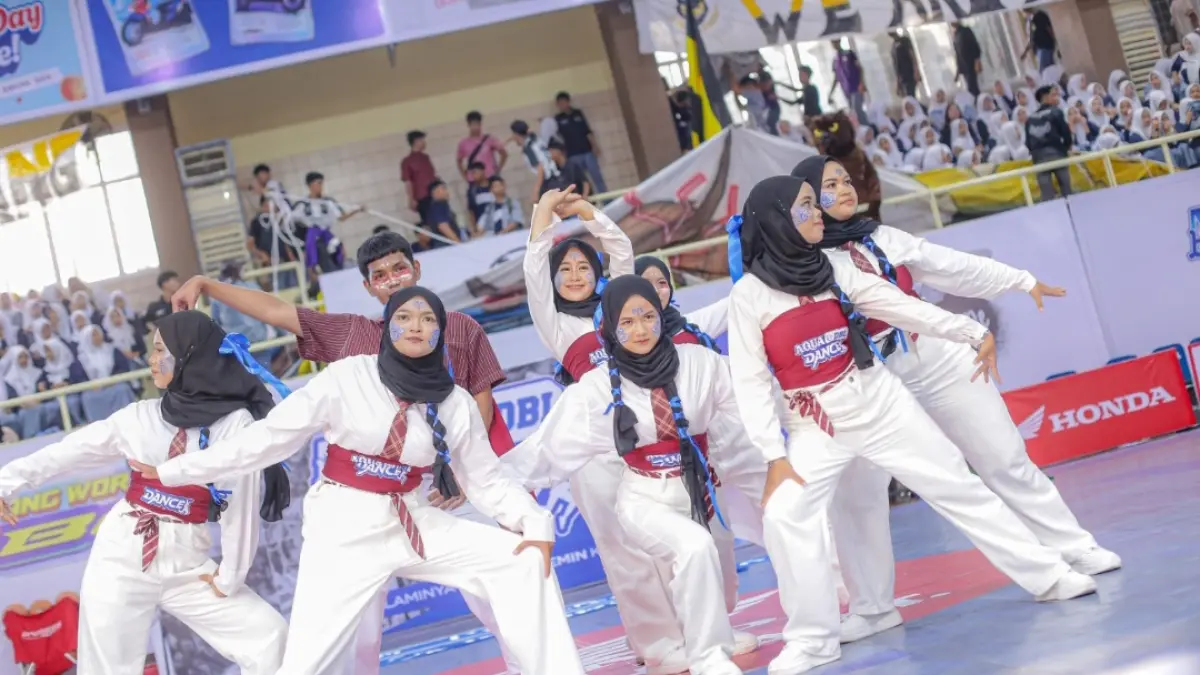 Tim dance MA Ar Risalah memadukan hip hop, randai dan silat harimau di Aqua DBL Dance Competition 2026 West Sumatera. (Foto: DBL for Padek)