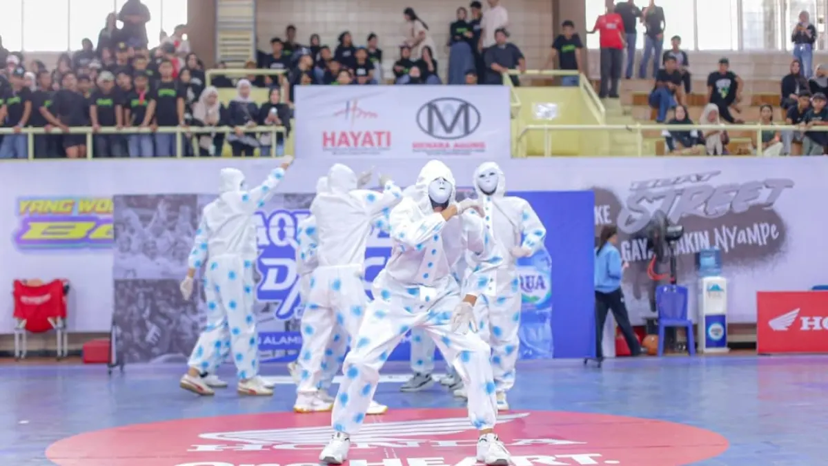 Tim dance MA Ar Risalah memadukan hip hop, randai dan silat harimau di Aqua DBL Dance Competition 2026 West Sumatera.(Foto: DBL for Padek)