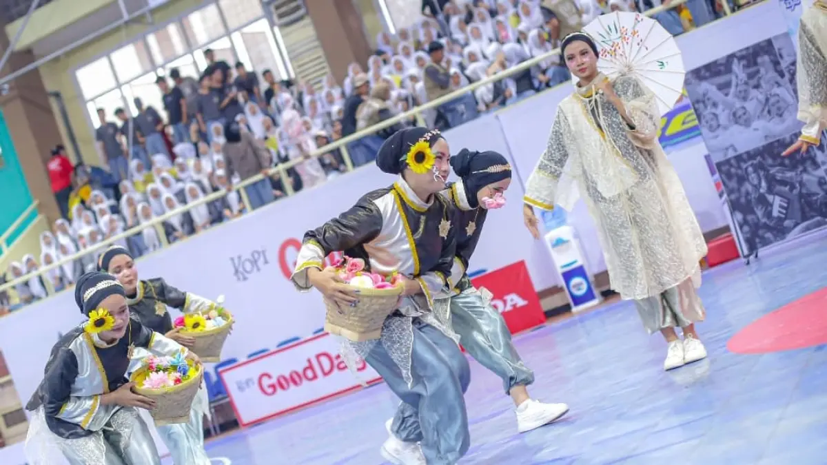 Tim dance SMAN 12 Padang membawakan tema Girls Khatulistiwa dengan koreografi penuh power di Aqua DBL Dance Competition 2026 West Sumatera. (Foto: DBL for Padek)