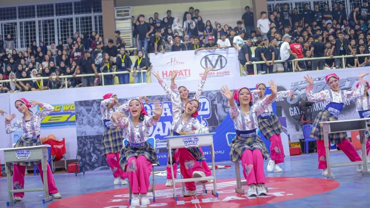 Tim dance SMAN 14 Padang menampilkan koreografi bertema kenangan masa SMA dalam Aqua DBL Dance Competition 2026 West Sumatera.(Foto: DBL for Padek)
